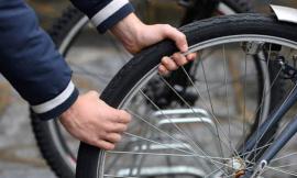 Civitanova, gli rubano la bici sotto gli occhi: tenta l'inseguimento ma senza successo