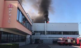 Incendio alla Marvit, evacuati i 120 dipendenti: timore nube tossica
