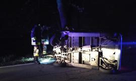 Macerata, microcar sbanda e finisce contro un albero: il conducente trasportato in ospedale (FOTO)