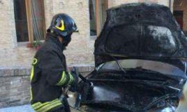 Auto in fiamme in via dei Velini: pronto intervento dei Vigili del Fuoco