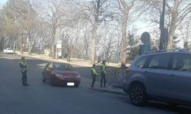 Macerata, si sfrena l'auto su Rampa Zara: un passante la blocca