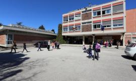 Tolentino, aggressione shock alla scuola Lucatelli: impiegata minacciata con un coltello