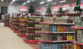 Macerata, commessa senza paura: ladro ruba superalcolici, lei lo rincorre