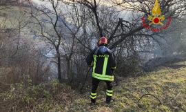 San Severino, vasto incendio in località Cusiano: interviene l'elicottero da Pescara