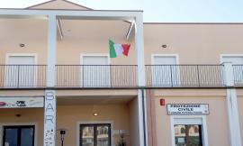 Porto Potenza, nonno dal cuore d'oro dona il Tricolore alla scuola: i docenti la issano