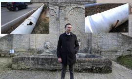 Macerata, la famiglia Pantana riapre la fonte: "Tubature a cielo aperto, un pericolo per tutti"
