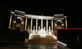 Monumento ai Caduti, Bandiere non illuminate adeguatamente. Sacchi: "Inosservanza della norma e inopportuno"