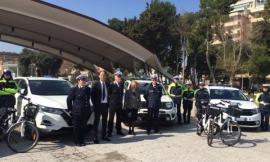 Civitanova, consegnate alla Polizia Municipale quattro nuove auto insieme a biciclette con pedalata assistita (FOTO)