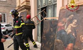 Macerata, smontaggio e spostamento di tele e arredi sacri del Corpus Domini (FOTO)