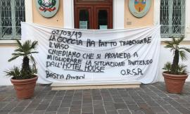 Porto Recanati, striscione di protesta davanti la porta del Comune: "Basta paura!"