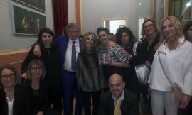 Tolentino, Simona Atzori incanta al Teatro Vaccaj con lo spettacolo "Cosa ti manca per essere felice?"