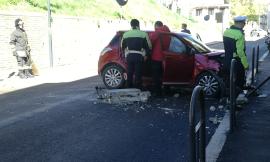 Macerata, auto sfonda il muretto in via Pantaleoni: 40enne trasportato a Torrette (FOTO)