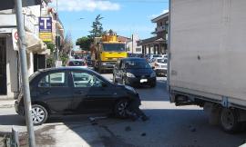 Montecosaro, incidente all'incrocio nell'ora di punta: traffico impazzito (FOTO)