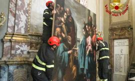 Macerata, i Vigili del Fuoco traslocano le opere d'arte dal Duomo di Macerata inagibile per il sisma (VIDEO e FOTO)