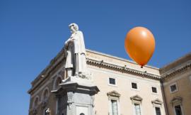 Giornata mondiale della poesia: in più di di mille a Recanati per festeggiare L’Infinito di Giacomo Leopardi
