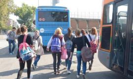 Civitanova, pullman con il parabrezza rotto: gli studenti in gita costretti a scendere e cambiare mezzo