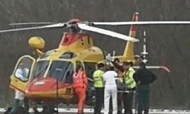 Camerino, gamba maciullata con la motozappa: 43enne soccorso dall'eliambulanza
