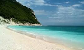 La spiaggia più bella d'Italia 2019 è marchigiana: per Skyscanner vince quella delle Due Sorelle di Sirolo
