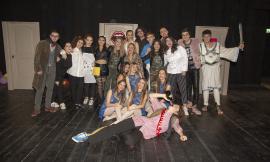 Tolentino, grande successo per lo “Pseudolus” dei ragazzi del Liceo Classico: sold-out al Teatro Vaccaj