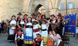 Il gruppo folk "Li Matti de Montecò" porta il saltarello marchigiano a Firenze