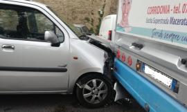 Macerata, una Hyundai tampona l'autobus di linea in pieno centro: traffico rallentato (FOTO)