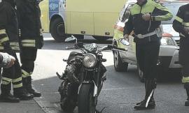 Macerata, scontro tra moto e autobus: centauro trasportato a Torrette con l'eliambulanza (FOTO)