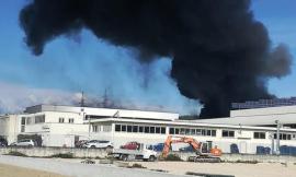 Incendio alla Finproject: colonna di fumo visibile a chilometri di distanza, personale evacuato