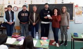Scuola in Movimento: consegnate alla "Lucatelli" di Tolentino le palline da giocoleria "footbag"
