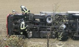 Appignano, perde il controllo del camion e si ribalta: conducente trasportato a Torrette (FOTO)