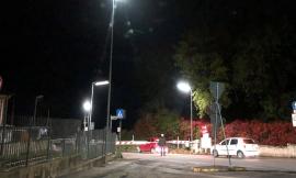 Macerata, tenta di passare con l'auto mentre il passaggio a livello si sta chiudendo e rimane incastrato