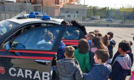 Tolentino, i bambini del Bezzi in visita alla caserma dei Carabinieri (FOTO)