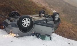 Piani di Ragnolo, auto finisce fuori strada e si ribalta: tre anziani coinvolti (FOTO)