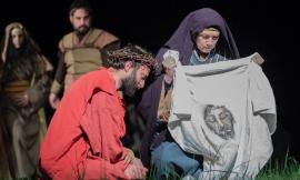 Tolentino, la suggestiva Passione di Cristo alla Bura: alcune scene riprese dalle telecamere di Mediaset (FOTO)