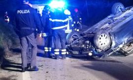 Carambola fra tre auto sulla Provinciale, una si ribalta: strada chiusa (FOTO)