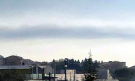 Civitanova, genitori denunciano: "Con la nube nel cielo, i bambini a scuola andavano protetti"
