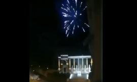 Macerata, fuochi d'artificio sul Monumento ai Caduti (VIDEO)