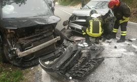 Scontro tra due auto lungo la provinciale 45: tre feriti, uno trasportato a Torrette (FOTO E VIDEO)