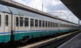 Civitanova, dopo una lite con la fidanzata si siede sui binari: Il macchinista frena in tempo