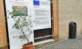 Macerata, lavori nei locali dell'ex farmacia: danneggiata l'opera di Tulli "Chimismi”
