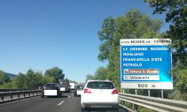 Collisione tra due vetture sul ponte di Piediripa: traffico in tilt