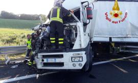 Porto Potenza, incidente tra mezzi pesanti in autostrada: traffico in tilt (FOTO)