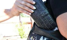 Civitanova, cade mentre insegue lo scippatore della madre: labbro spaccato e mano fratturata