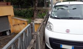 Montecosaro: scontro all'incrocio, auto contro il recinto di una casa