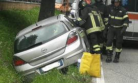 Recanati, Incidente lungo la S.S. 77, auto finisce fuori strada: una donna all'Ospedale (FOTO)