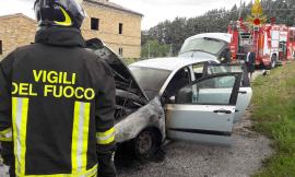 Civitanova, auto in fiamme lungo la strada: il conducente riesce a mettersi in salvo