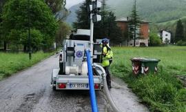 Maltempo, volontari della Protezione Civile impegnati per l'emergenza fiume Potenza nella zona di Fiuminata