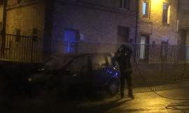 Corridonia, auto in fiamme in via Santa Chiara: pronto intervento dei Vigili del Fuoco