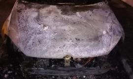 Porto Recanati, auto in fiamme nella notte: sventrata parte della carrozzeria (FOTO)