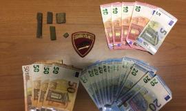 Macerata, controlli nella notte: bloccato spacciatore del Gambia con 17 grammi di hashish