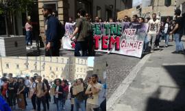 Macerata, sciopero Fridays For Future: "Il clima deve salire in cima all'agenda politica comunale" (FOTO E VIDEO)